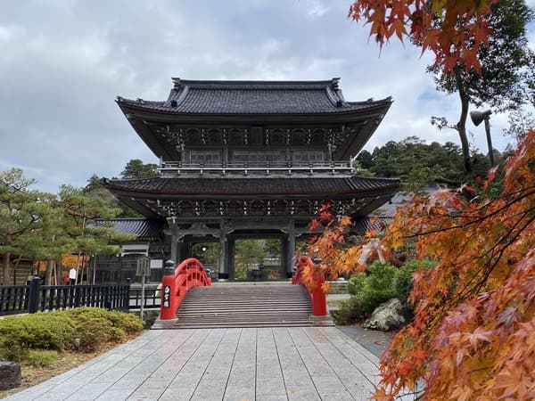 【12歲或以上／定期觀光巴士／來回】遊覽奧能登的一日遊巴士行程，千里濱海岸兜風車道+能登金剛・巖門+總持寺祖院+白米千枚田+SUZU鹽田村等