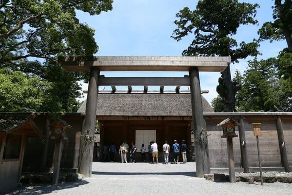 美麗國度周遊巴士 伊勢神宮兩宮參拜方案/附勢乃國屋套餐「伊勢御膳」＋伊勢手信袋 - 伊勢