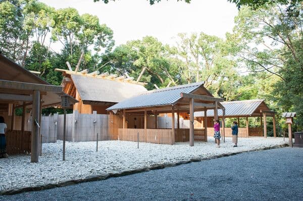 美麗國度周遊巴士 伊勢神宮兩宮參拜方案/附勢乃國屋套餐「伊勢御膳」＋參拜紀念品（相框）- 伊勢