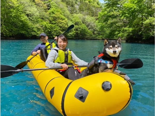 愛犬也能參加！在關東透明度數一數二的湛藍湖泊「四萬湖」的充氣橡皮艇周遊行程