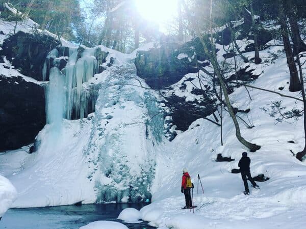 【平日】前往被冰封的夢幻瀑布！冰瀑布雪地遠足體驗活動