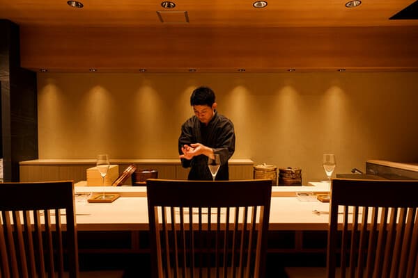 新宿：由在米芝蓮餐廳磨練過的壽司師傅所推出的極品精選壽司套餐「SUSHI KOUSUKE」
