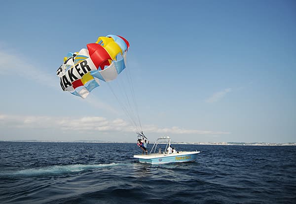 【12歲或以上】海上滑翔傘＆青之洞窟潛水體驗 - 沖繩宜野灣