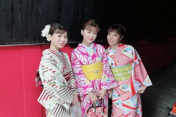穿著日本傳統和服（夏天為浴衣，冬天為和服）在影樓拍攝+附3小時自由街上漫步時間 - 那霸