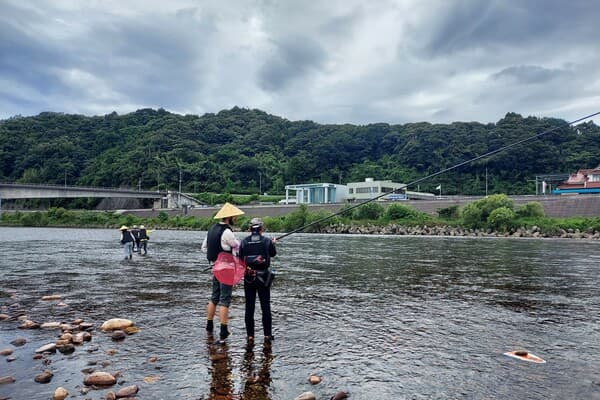 【高津川】當地漁民指導的香魚友釣+傳統鹽燒香魚體驗 - 島根縣