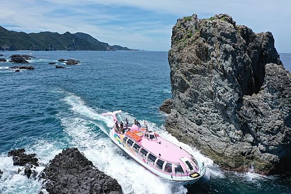 欣賞各種各樣的岩石藝術美景，令人讚嘆不已的大自然景色～青海島遊船航程～