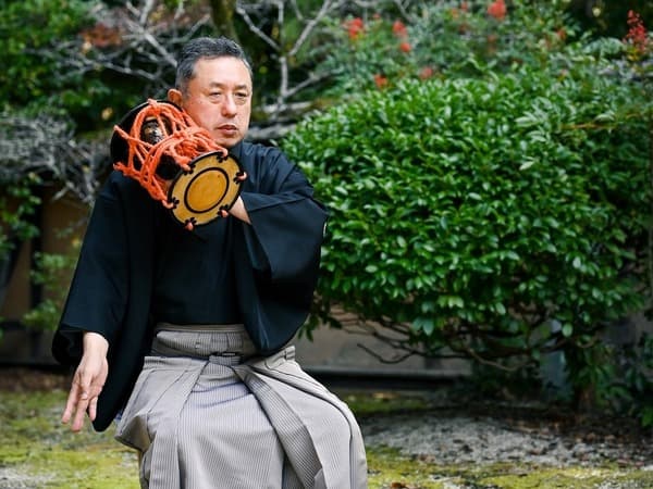 在熊本傳統餐廳，由重要無形文化財產的能樂師教授小鼓體驗