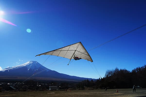 【拖曳懸掛式滑翔】在享受富士山美景的同時，安心體驗飛行！- 山梨