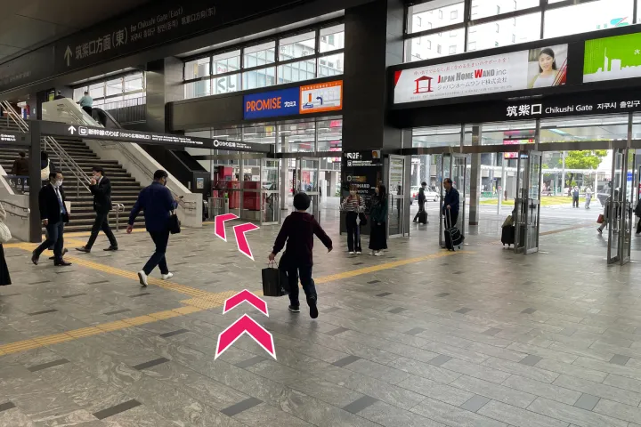 路線指南(於JR博多站下車):③乘搭左側的升降機前往2樓。