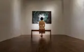 欣賞藝術畫作的女性