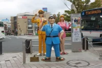 龜有站前《烏龍派出所》人物彩色銅像